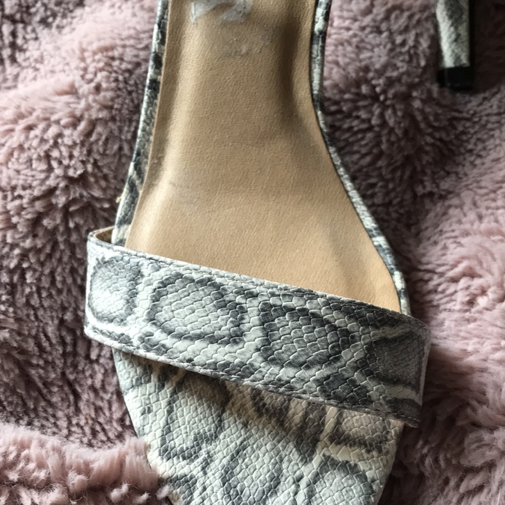 Size 7 1/2 CL by Chinese Laundry low heel snakeskin pattern - Picture 4 of 7